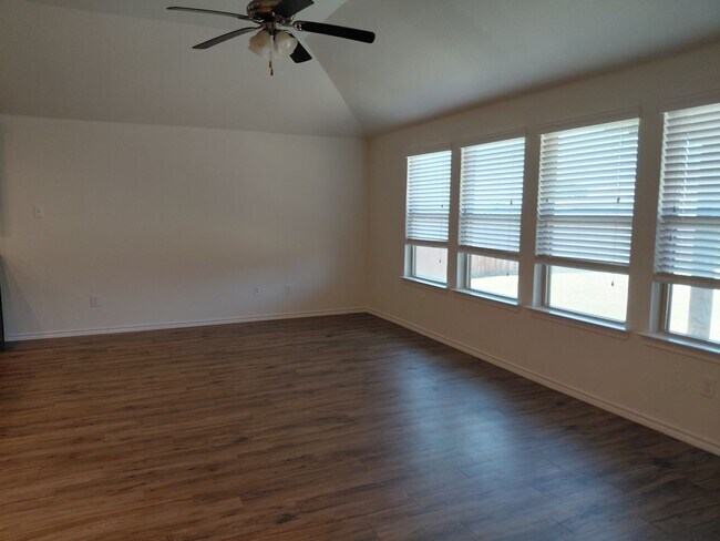 Building Photo - 4/2/3 located within 3 miles of Weatherford High School