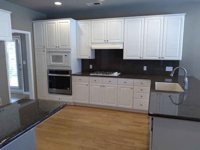 Building Photo - 553 W Fallbrook Ave