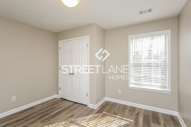 Building Photo - NOW OFFERING FIRST FULL MONTH FREE!