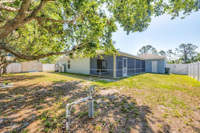 Building Photo - 2821 Embassy Rd