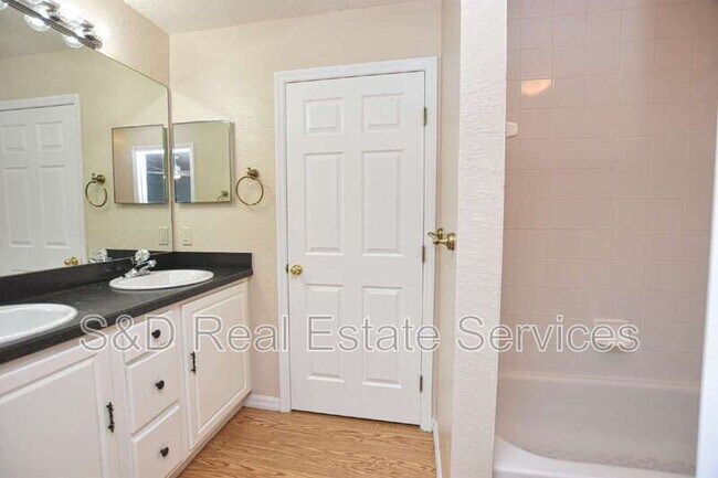 Building Photo - 302 W Belmar St