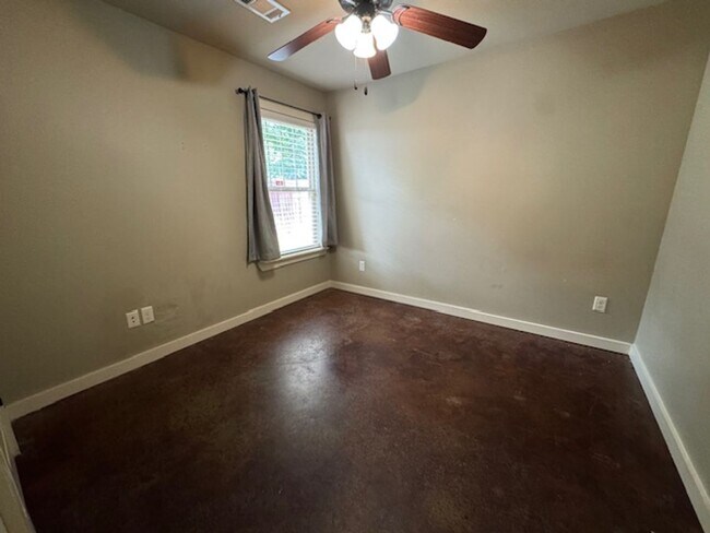 Building Photo - 2711 Ridgecrest Rd