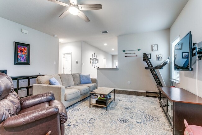 Building Photo - 3-BEDROOM NEWER CONSTRUCTION IN CONVERSE