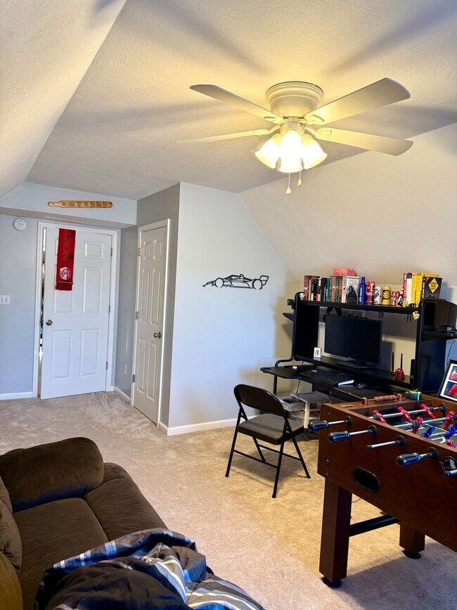 Building Photo - Beautiful Home on West side Available Janu...