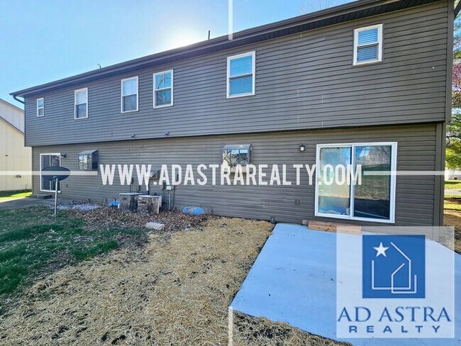 Building Photo - Very Nice 3 Bedroom 2 Bath Duplex in Overland Park-Available NOW!!
