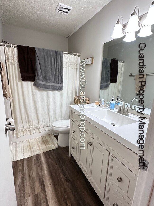 Building Photo - Apple Valley Town Home, 1 Car Garage, Washer/Dryer, Dishwasher, Available April/May 1st