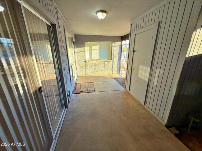 Building Photo - 9033 W Elm St