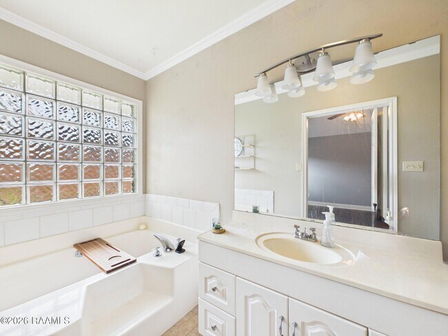 Building Photo - 115 La Rue Vil