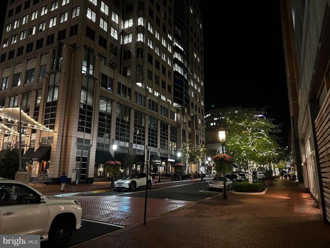 Building Photo - 1701 Lake Shore Crest Dr