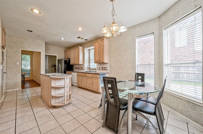 Building Photo - 6806 Rhodes Ct