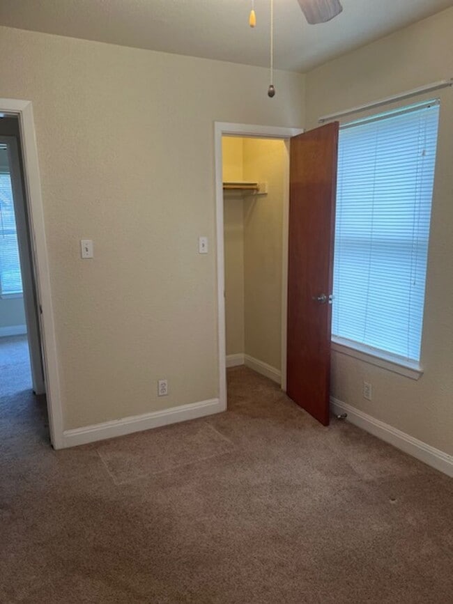 Building Photo - 2 Bedroom 1 Bathroom Old Town Home