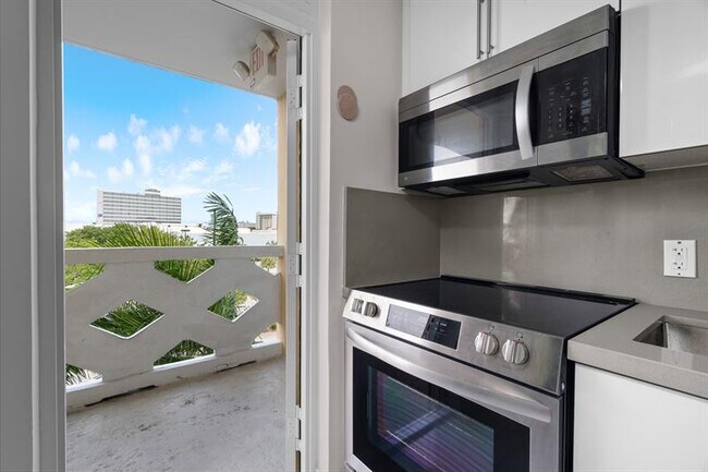 Building Photo - 2400 NE 9th St