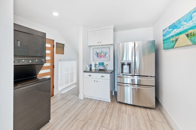 Building Photo - Fully Furnished, Oceanfront Boardwalk in Newport Beach