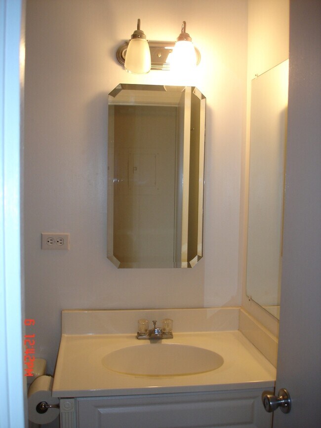 Building Photo - Partly Furnished 1 Bedroom 1 bath with 1 p...