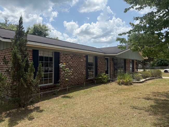 Building Photo - 100 Pineview St