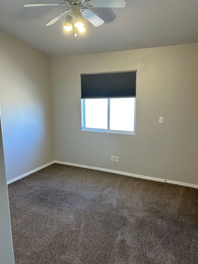 Building Photo - Aztec Circle Townhome, 2 bedroom 2.5 bath,...