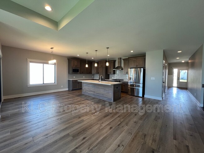 Building Photo - 2850 Sunflower Dr