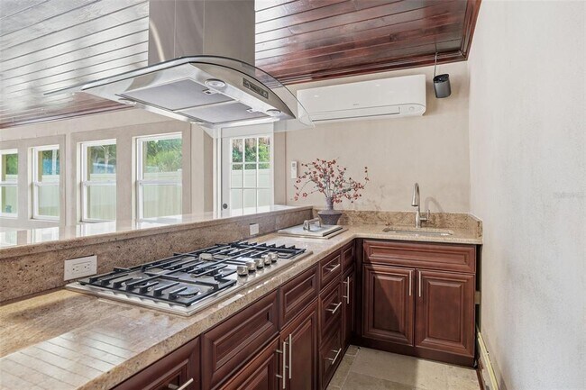 Building Photo - 2121 Park St N