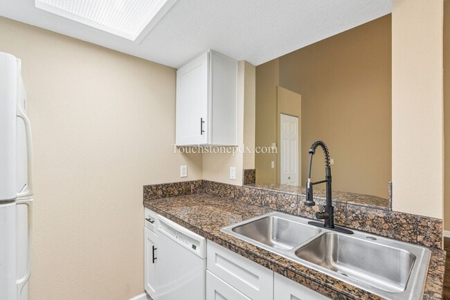 Building Photo - Light Filled Clackamas Condo with Covered Balcony and Community Amenities