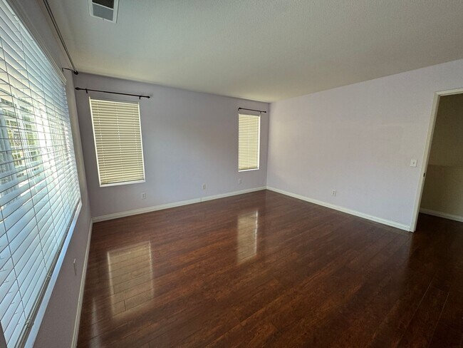 Building Photo - Townhome for Rent