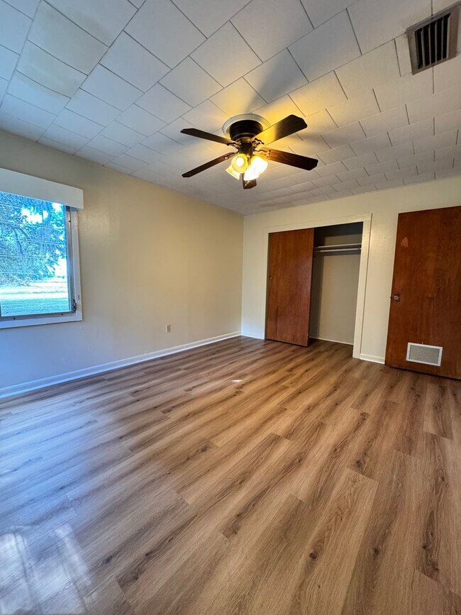 Building Photo - 11850 Schambeau Rd