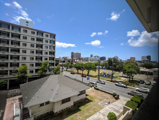 Building Photo - One Bed One Bath One Parking Makiki Close ...