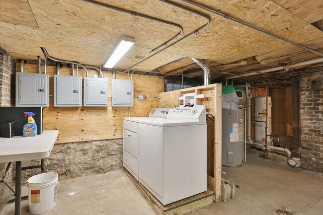 Building Photo - Affordable 2Bed/1bath in Wicker Park!  FREE Laundry!  FREE Internet!  Huge Private Deck!