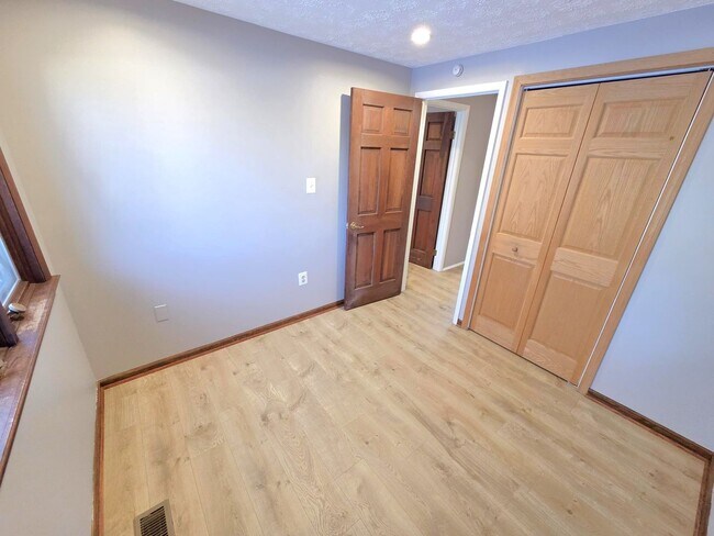 Building Photo - Charming 2-Level, 3 Bed 2 Bath Home In Much Sought After Chalet Woods Location