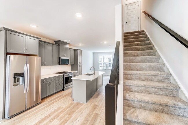 Building Photo - 3 Bedroom Townhome minutes from South End!