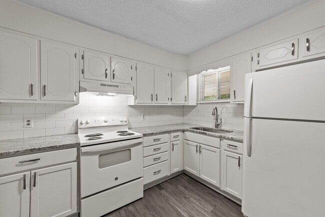 Building Photo - Updated Two Bedroom near Downtown Smithfie...