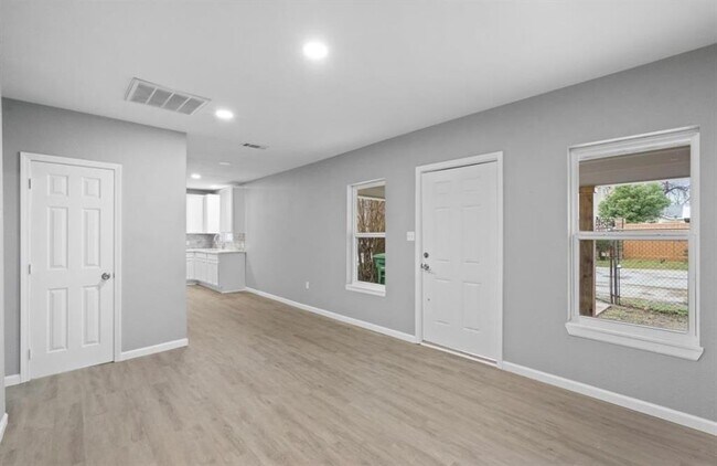 Building Photo - 1301 Roosevelt St