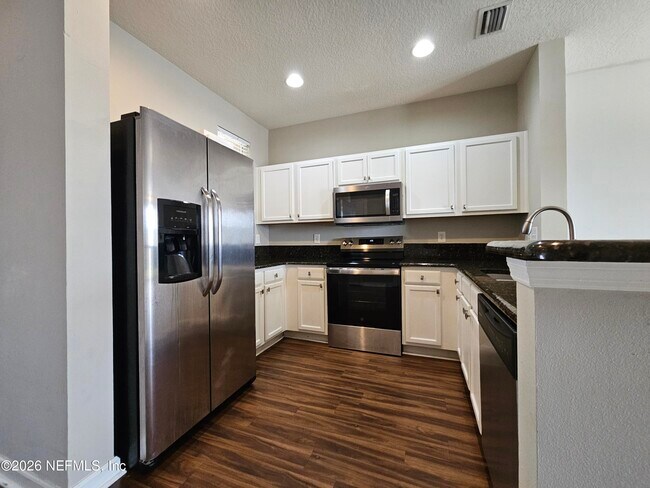 Building Photo - 2334 Sunset Bluff Dr