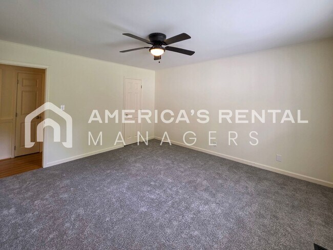Building Photo - Newly Renovated and Ready for Move In!