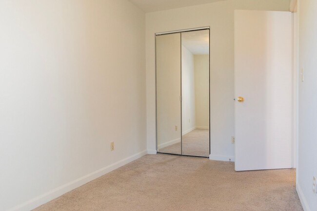 Building Photo - 4 bedroom 2 bath apartment with washer and...