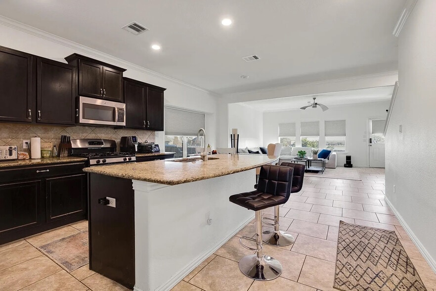 Building Photo - Room in House on Rancho Verde Dr