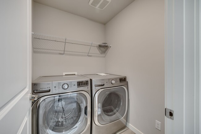Building Photo - 5 Bed PLUS Bonus Space with hot tub in Mar...
