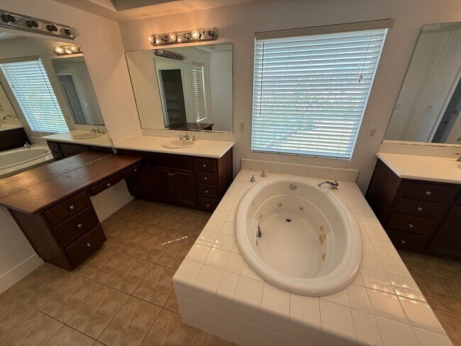 Building Photo - Fair Oaks Ranch 5 Bedroom Home in Canyon C...