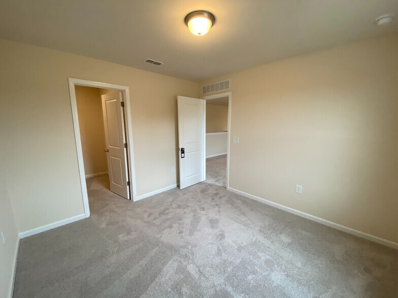 Building Photo - Room in House on Sugarplum Road