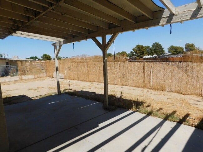 Building Photo - Newly updated 3bd 1 ba. New flooring