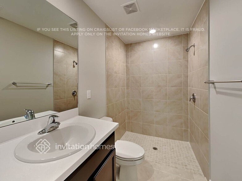 Building Photo - 242 SW Oakridge Dr