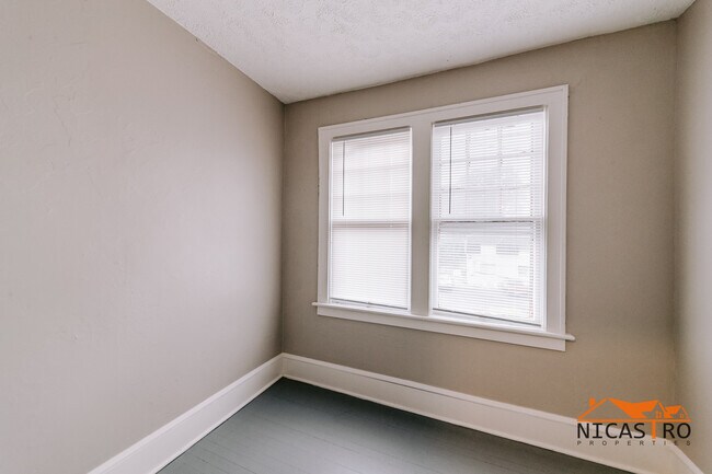 Building Photo - 2070 Indianola Ave