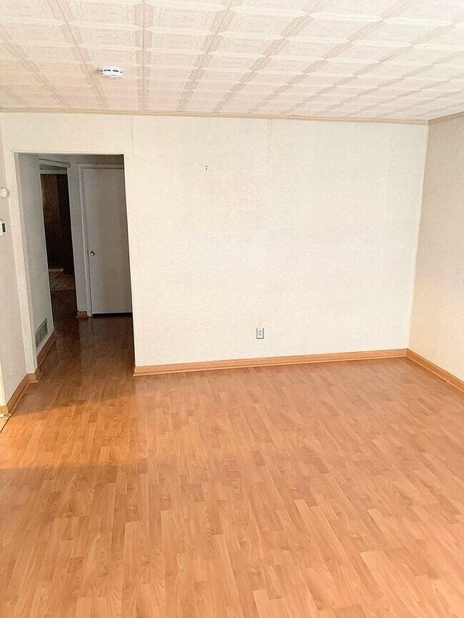 Building Photo - 3 Bedroom Semi-Detached house