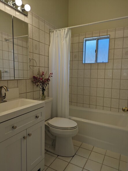 Building Photo - 5440 Topeka Dr