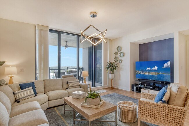 Building Photo - Short term ONLY Amazing 2/2 condo in the heart of downtown Sarasota with Bay View!