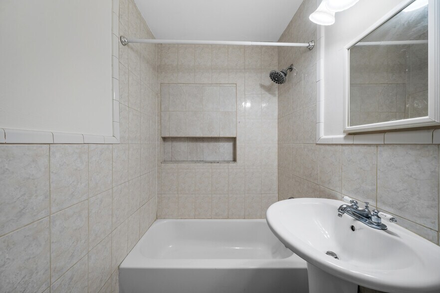 Building Photo - 1041 NE 9th Ave