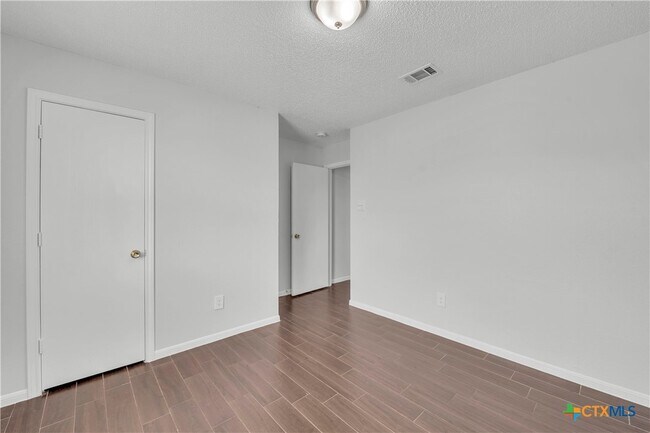 Building Photo - 4300 Beach Ball Dr