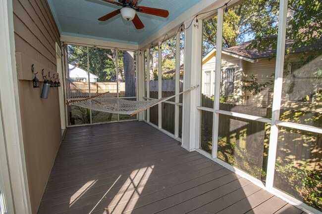 Building Photo - Immediate move-in! Short-term lease! Spaci...