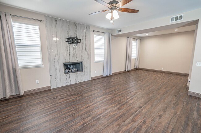 Building Photo - Tesoro Del Valle 4 Bedroom + Loft Home for...