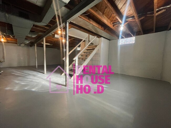 Building Photo - ~ 3 BEDROOM 1 BATH BUNGALOW SECURTIY DEPOSIT SPECIAL ~$500