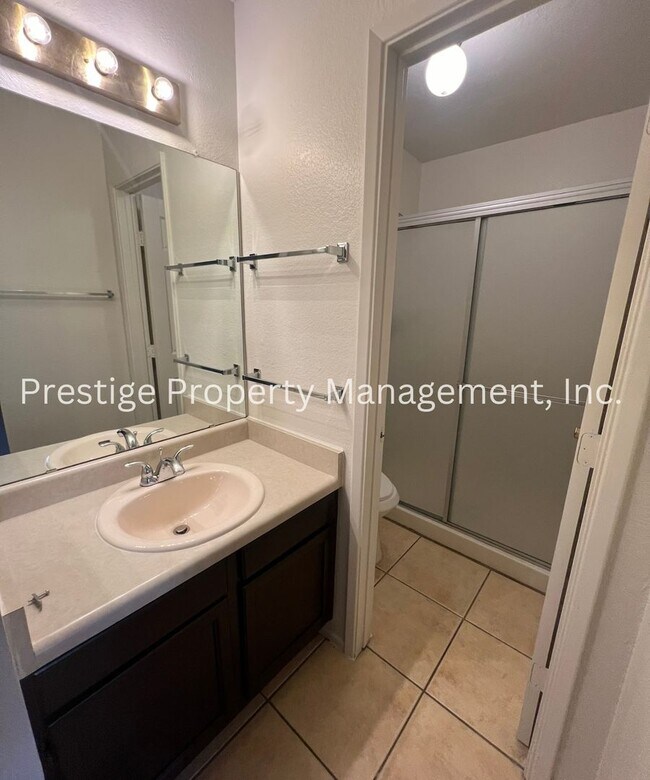 Building Photo - Wonderful Townhouse Located in the Northwest!!!